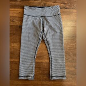 Lululemon Black & White Checkered Capri Leggings 🖤🤍 | Size 4